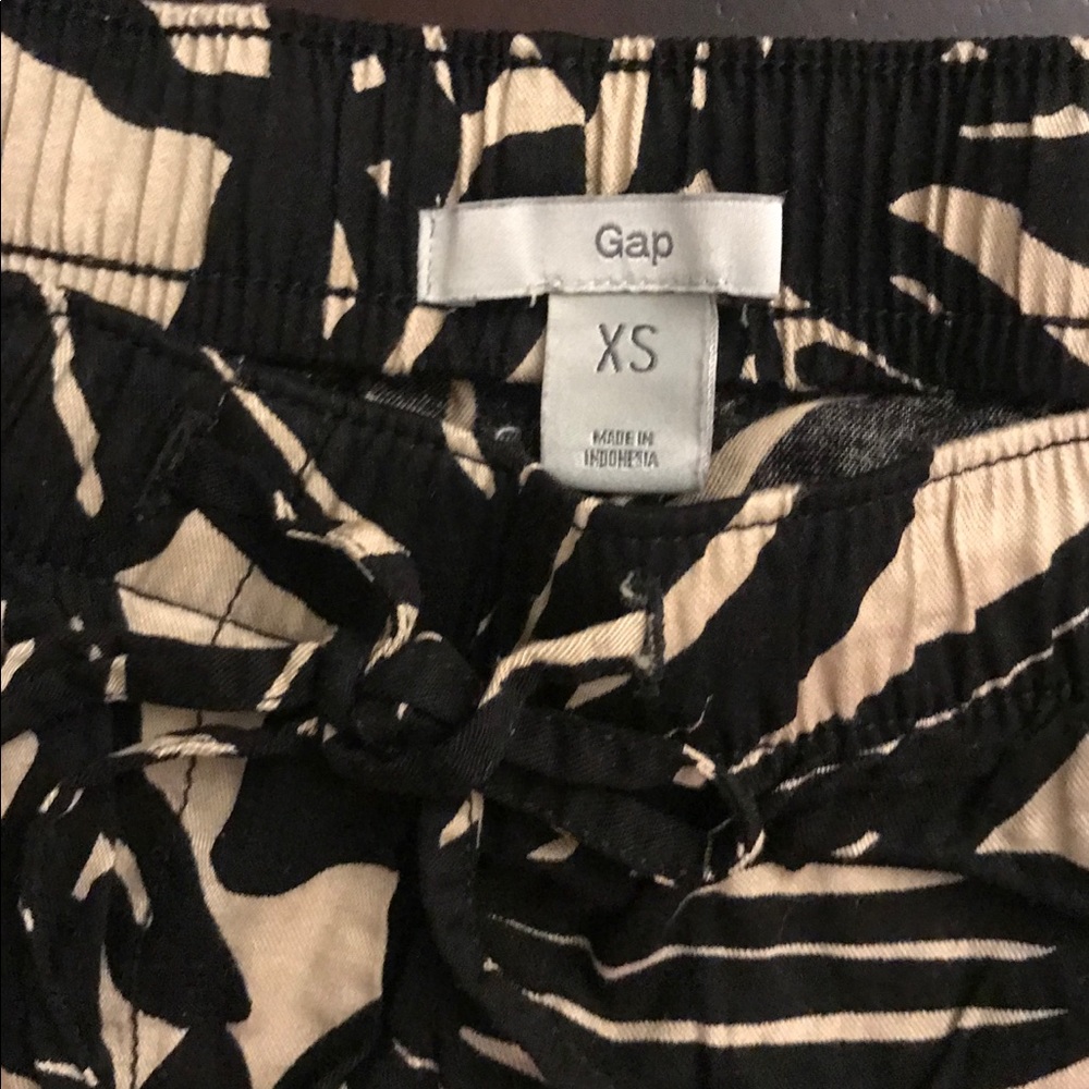 Patterned Gap Drawstring Shorts - Picture 2 of 3